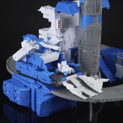 Transformers Generations Selects Titan Guardian Robot and Lunar Tread